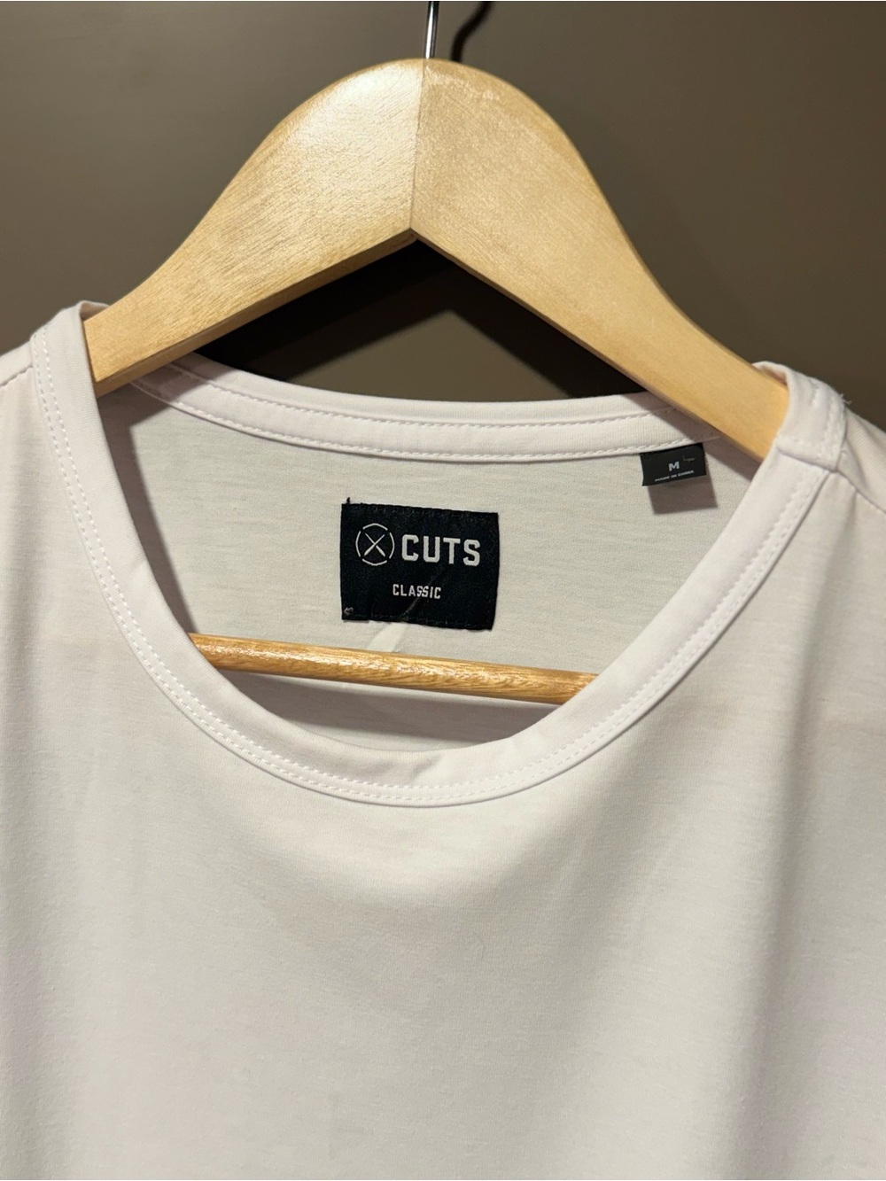 NWOT Cuts Clothing Men's AO Curve-Hem Crew Neck Tee Medium T-Shirt White M - Picture 2 of 6